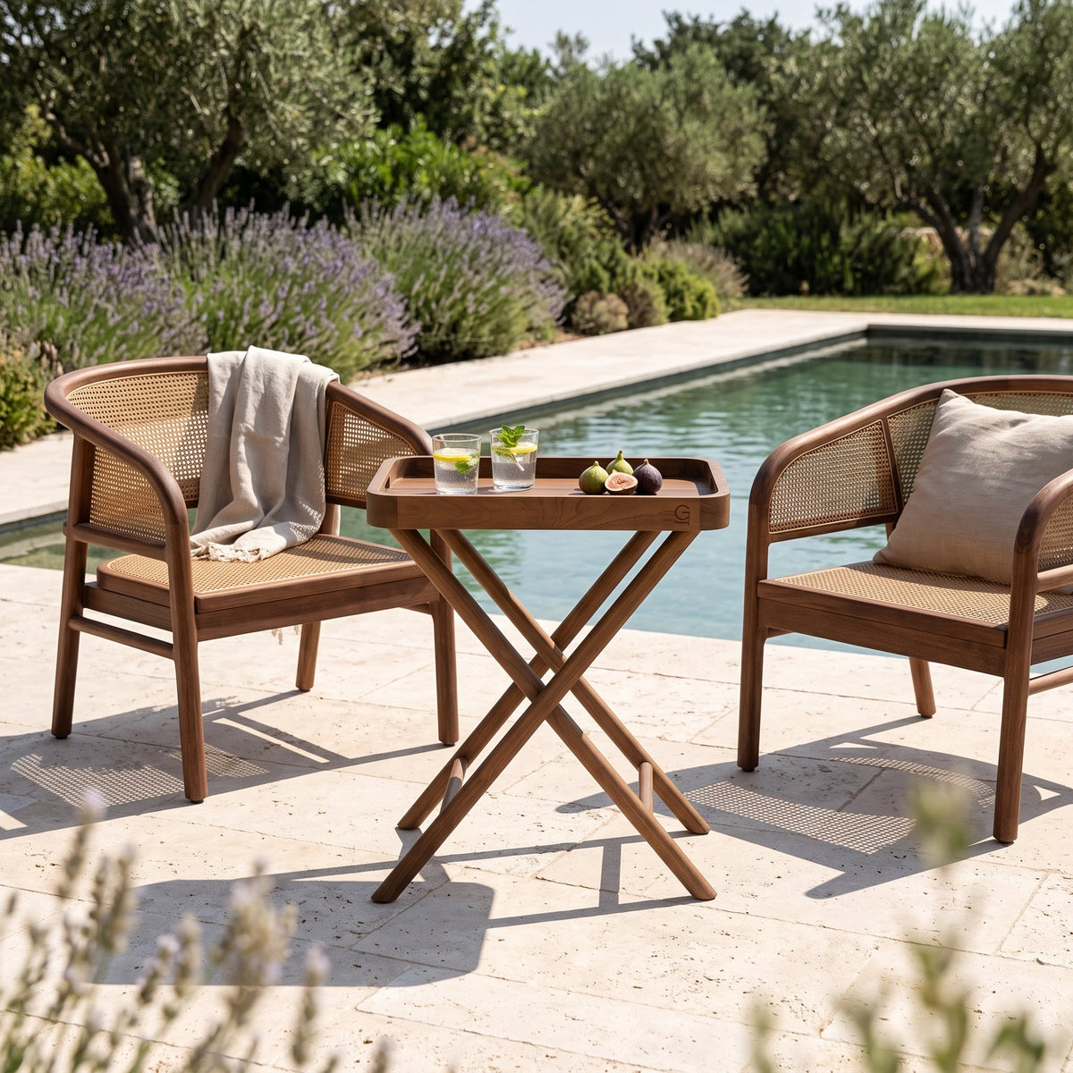 Tabletttisch James Teak Emas Brown Large von Gommaire, Teak Emas Brown, 65 × 45 × H 80 cm, zwischen Outdoor Sesseln Imen am Pool