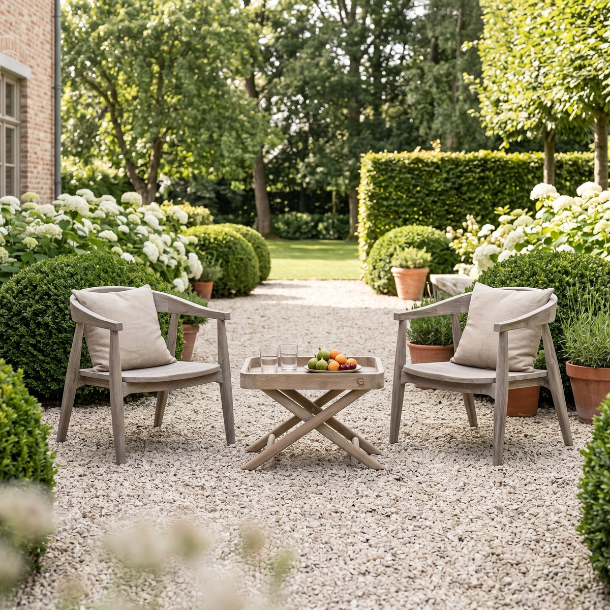Tabletttisch James Teak Natural Grey Small von Gommaire, Teak Natural Grey, 55 × 35 × H 40 cm, zwischen Sesseln Faye Easy Chair mit Tablett Mila im Kiesgarten