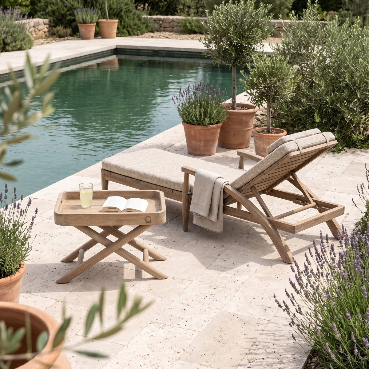 Tabletttisch James Teak Natural Grey Small von Gommaire, Teak Natural Grey, 55 × 35 × H 40 cm, neben der Sonnenliege Faye am Pool