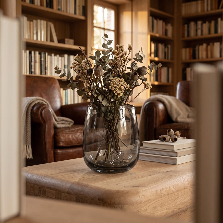 Vase Diana Rauchglas Small von Gommaire, Rauchglas, Ø 14 × H 18 cm, Nahaufnahme in der Bibliothek, auf dem Couchtisch Rowan