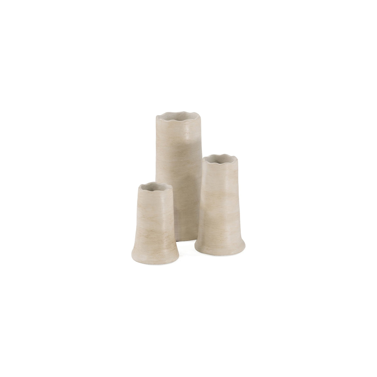 Vase Nikki Terracotta Elfenbein Medium von Gommaire, Terracotta Elfenbein, Ø 18 × H 33,5 cm, Freisteller, Small und Large nebeneinander