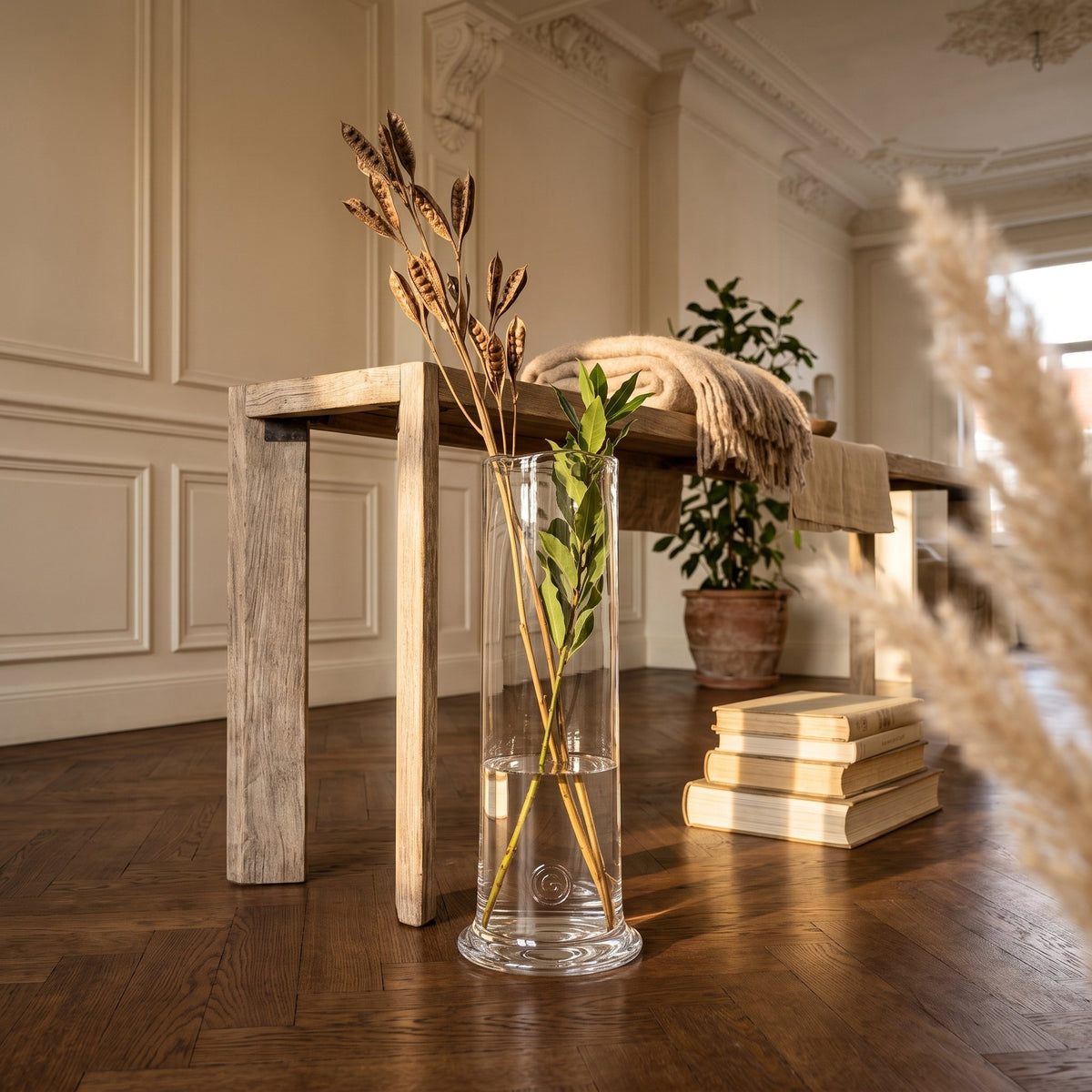 Vase Nikky Klarglas XL von Gommaire, Klarglas, Ø 22 × H 55 cm, Nahaufnahme in der Eingangshalle, auf der Konsole Archie