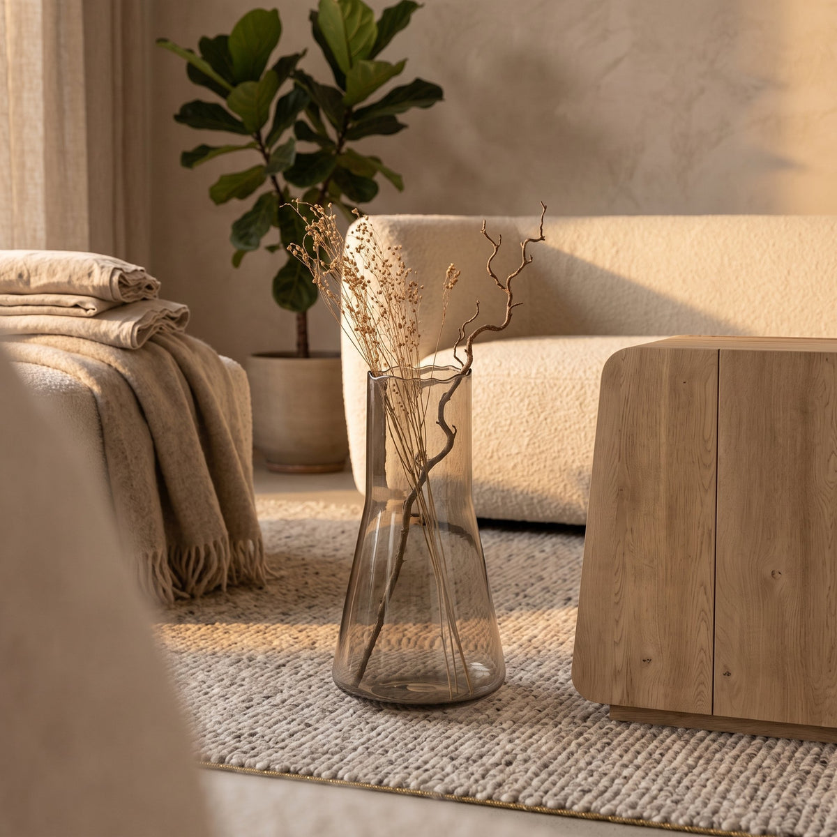 Vase Stella Karamellglas Large von Gommaire, Karamellglas, Ø 27 × H 52,7 cm, Nahaufnahme im Wohnzimmer mit Bouclé-Sofa, neben dem Sideboard Vincent