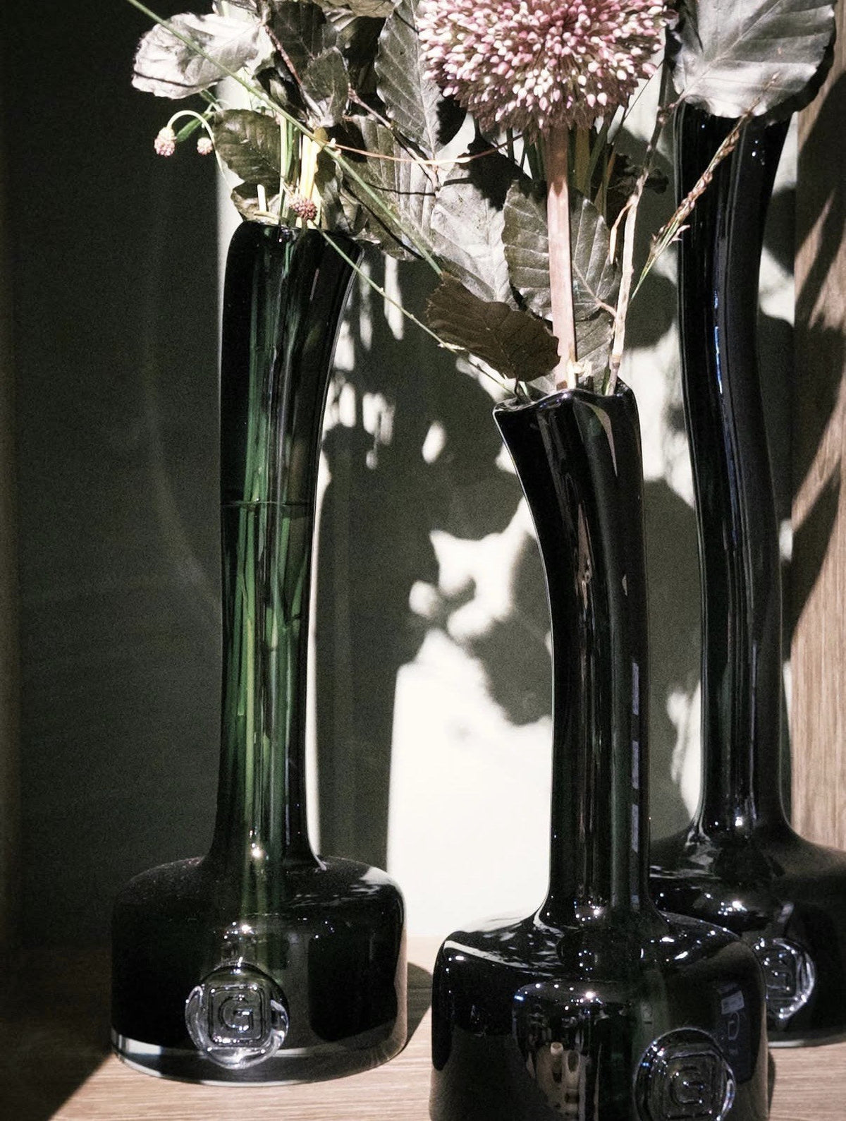Vase Tuba aus Rauchglas von Gommaire mit Trockenblumen im Sonnenlicht