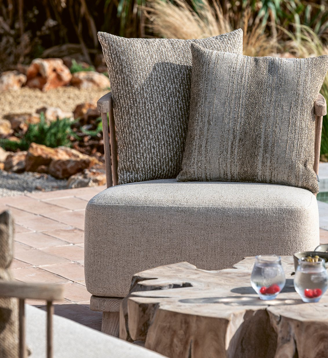 Outdoor-Sessel Carol aus Teakholz Natural Grey mit Polstern in Knelout, Knelout Deluxe, Ktextout oder Ktextout Deluxe – Gommaire Design bei STUFF Shop