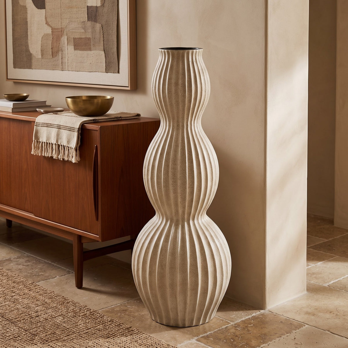 Bodenvase Diede Creme 120 cm neben einem Sessel
