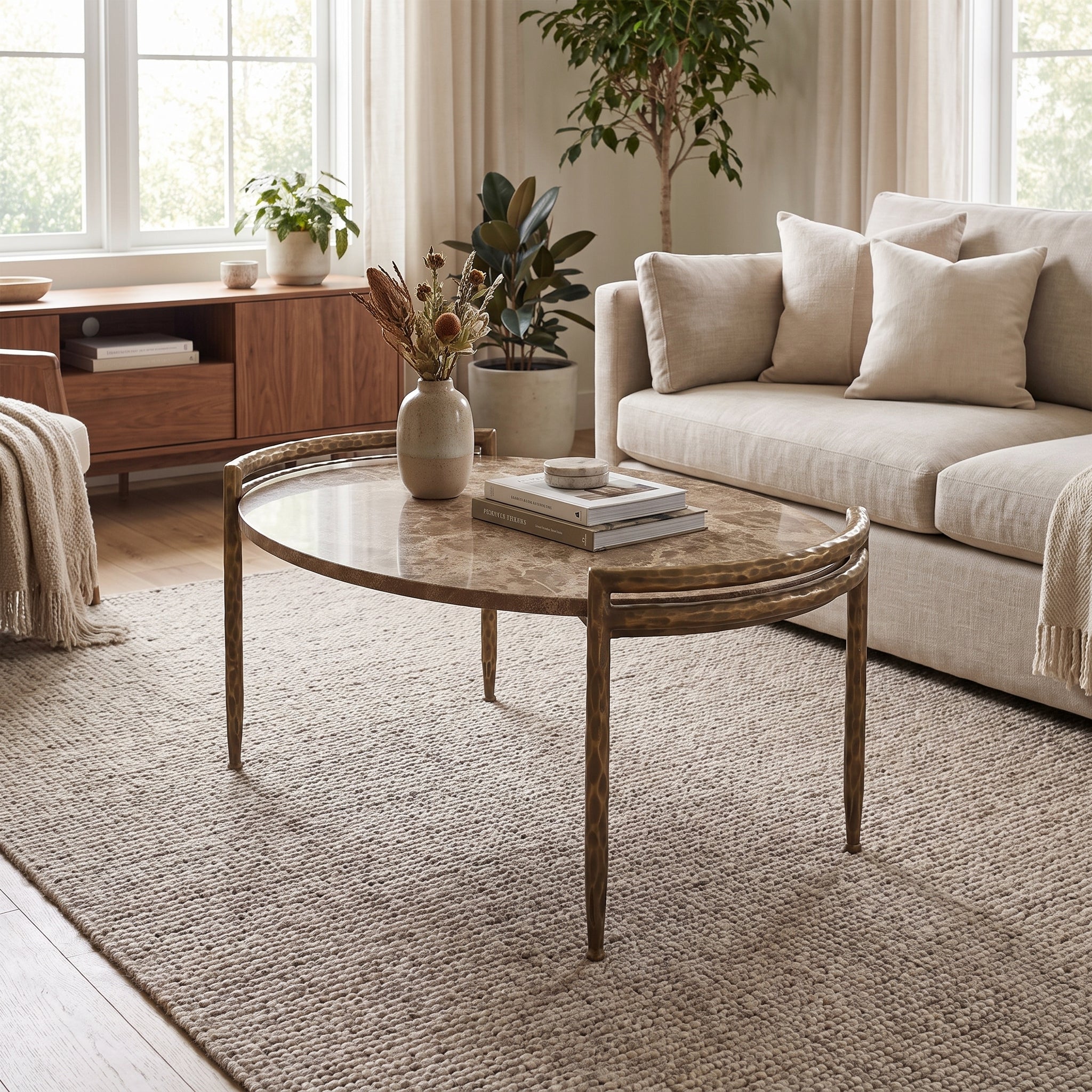 Couchtisch Dented Beige-Gold von PTMD im modernen Wohnzimmer neben Sofa, STUFF Shop