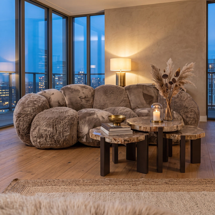 Curvae Sofa Lush von PTMD in Taupe, 233 × 109 cm, im Penthouse-Wohnzimmer