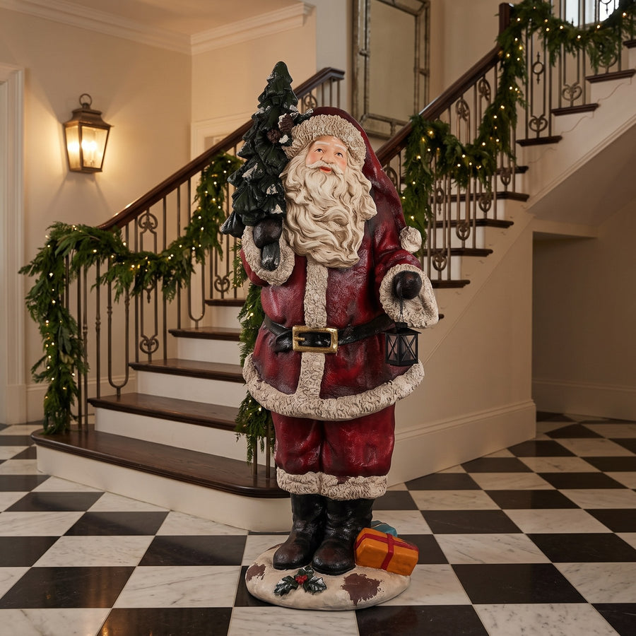 Weihnachtsmann Jolly mit Tannenbaum zwischen Tannen