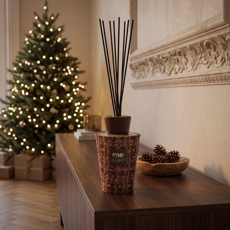 Duftstäbchen PTMD Xmas Special Eiche und Johannisbeere 1000 ml auf einem Sideboard im Wohnzimmer