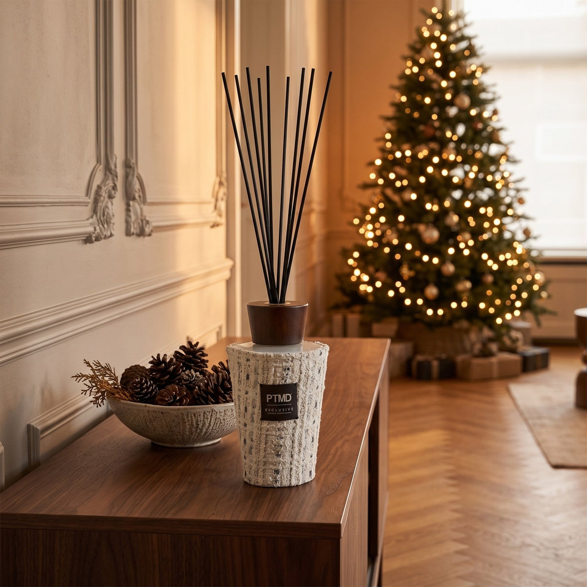 Duftstäbchen PTMD Xmas Special Frisches Leinen 1000 ml auf einem Sideboard im Wohnzimmer