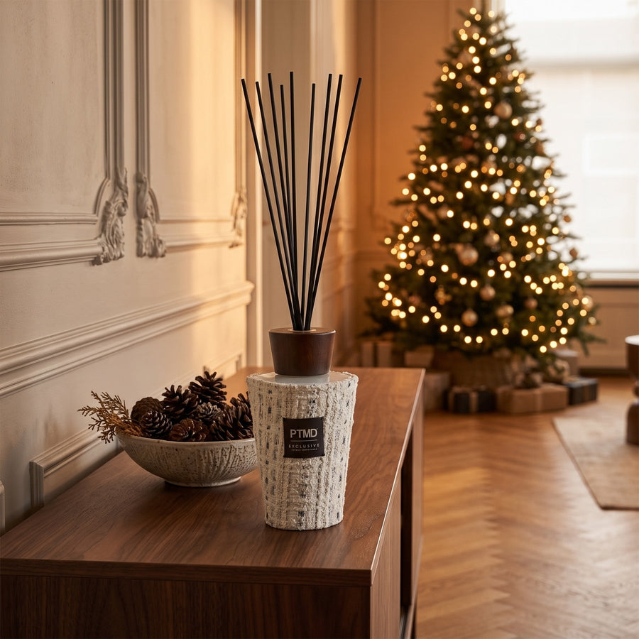 Duftstäbchen PTMD Xmas Special Frisches Leinen 1000 ml auf einem Sideboard im Wohnzimmer