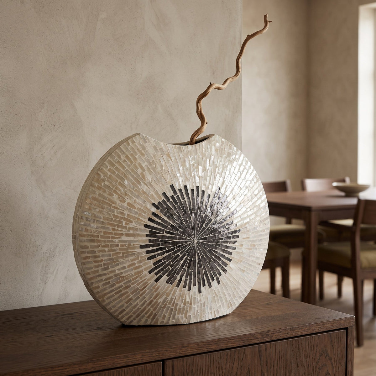 Flachvase Vojtech Perlmutt-Schwarz 53 cm auf einem Sideboard