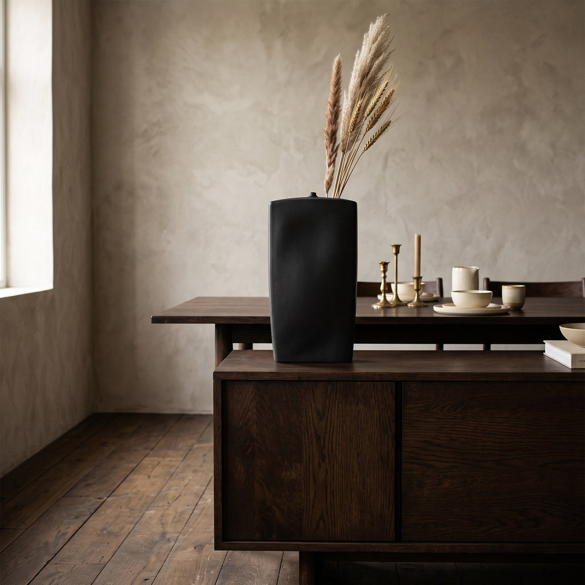 Flaschenvase Janettee Schwarz 60 cm auf einem Sideboard