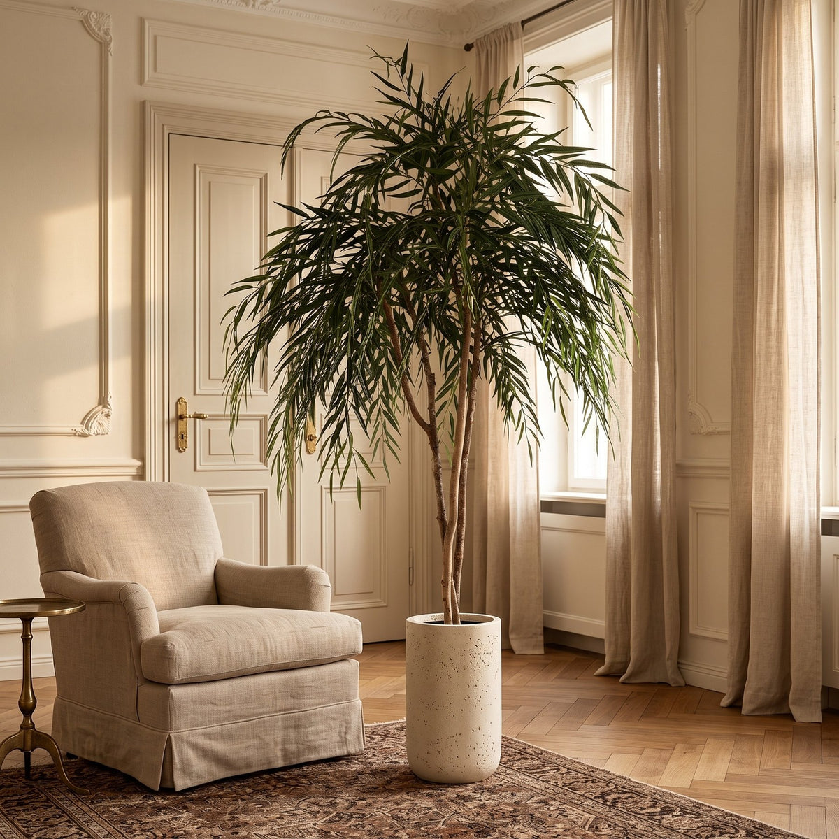 Künstlicher Ficus Alii 200 cm neben einem Sessel
