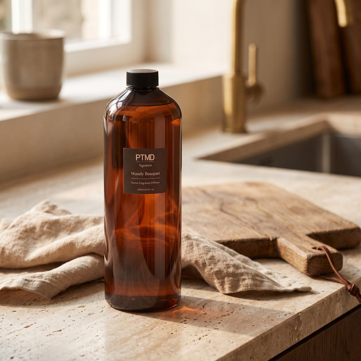 Nachfüller PTMD Signature Woody Bouquet 1,2 L auf einer Arbeitsplatte aus Travertin