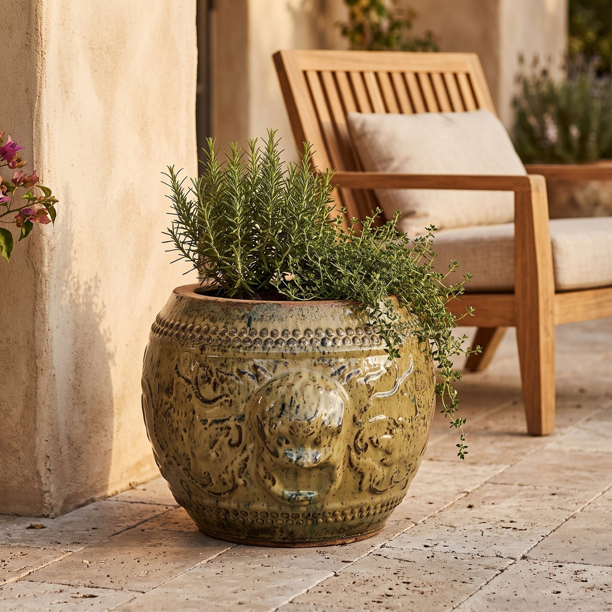 Pflanzkübel Lisie Olivgrün mit Relief 38 cm auf der Terrasse