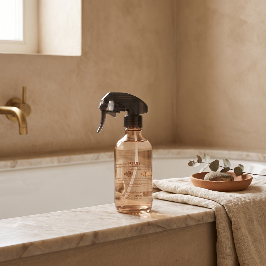 Raumspray PTMD Signature Floral Arabia 220 ml auf dem Rand einer Badewanne
