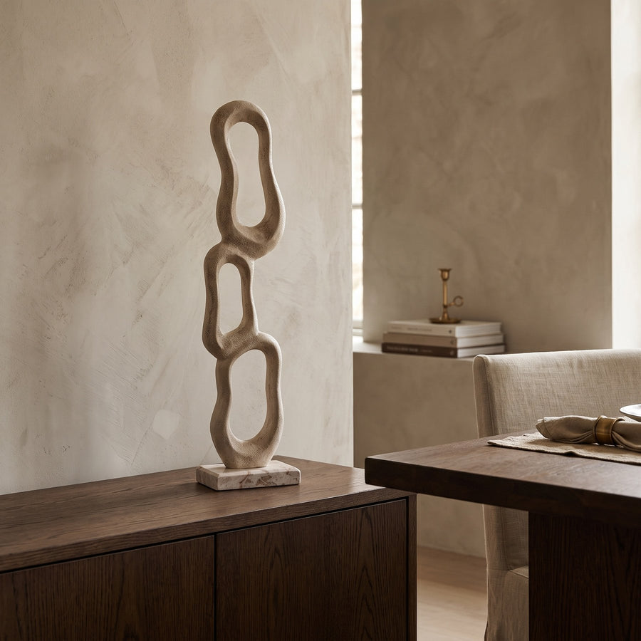 Skulptur Camare Beige 88 cm im Wohnraum