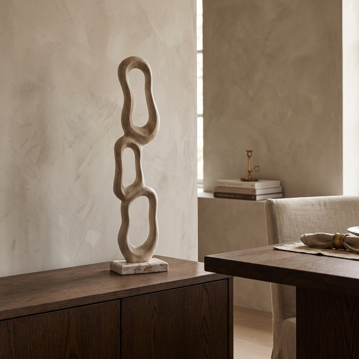 Skulptur Camare Beige 88 cm im Wohnraum