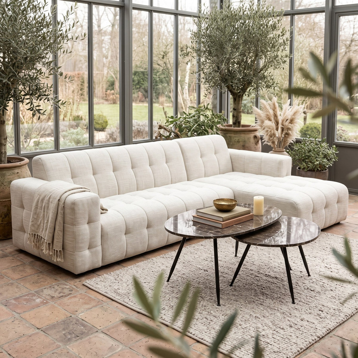 Sofa Palermo mit Chaiselongue rechts von PTMD in Ivory, 280 × 172 cm, im Wintergarten