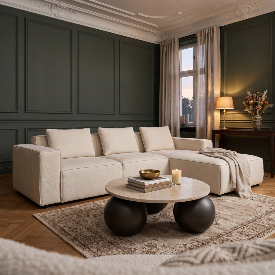 Sofa Trapani mit Chaiselongue rechts von PTMD in Ivory, 275 × 160 cm, im Altbau-Wohnzimmer