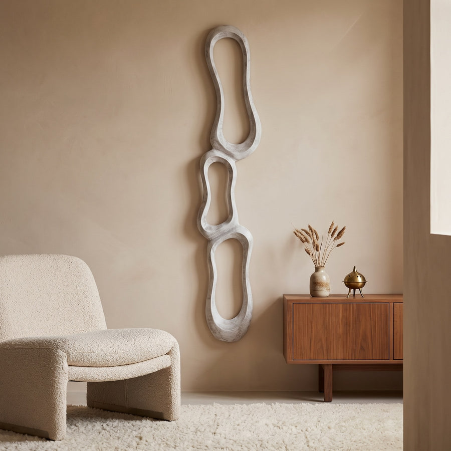 Wandskulptur Camare Beige 153 cm über einem Sideboard