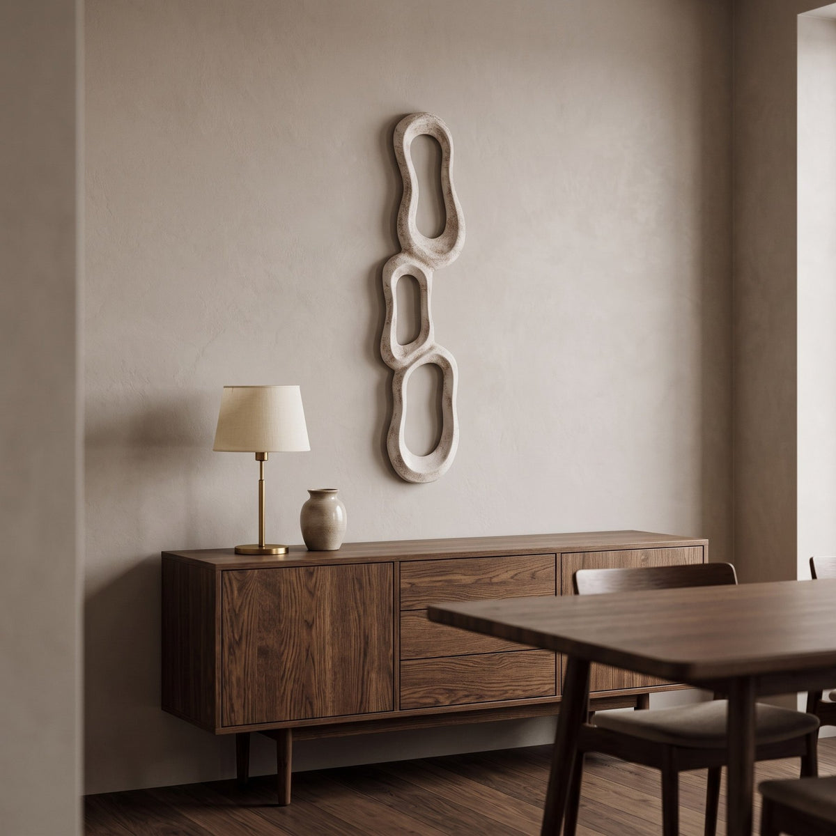 Wandskulptur Camare Beige 84,5 cm über einem Sideboard
