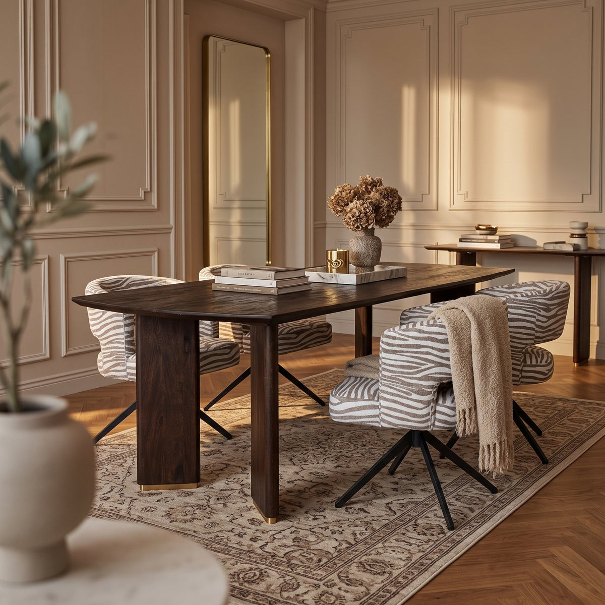 Esszimmerstuhl Baldr Beige mit Bezug Wavy Lines auf Metallgestell | Interiorbild | PTMD bei STUFF Shop kaufen
