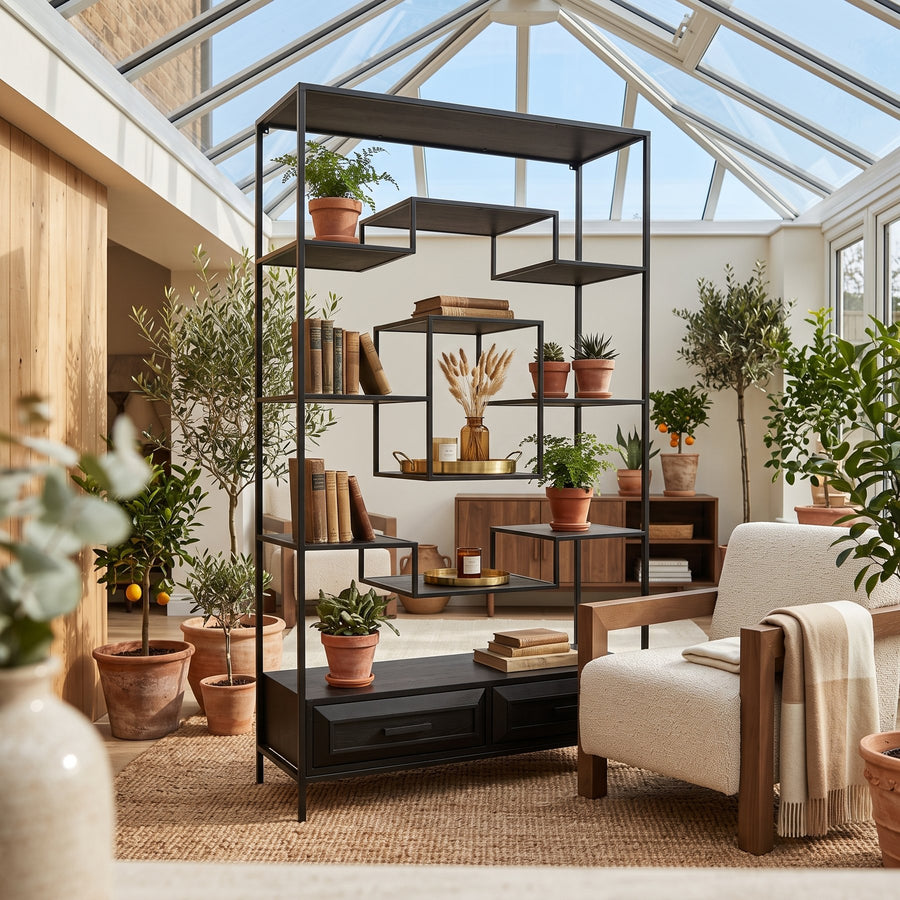 Standregal Lixly Black offen mit versetzten Holzböden und zwei Schubladen | Interiorbild | PTMD bei STUFF Shop kaufen