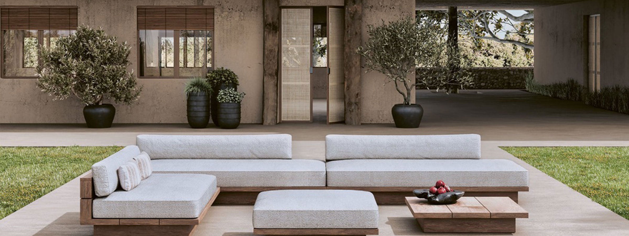 Outdoor Sofa Magnus von Gommaire aus massivem Teakholz mit hellen Polstern auf moderner Terrasse | STUFF Shop