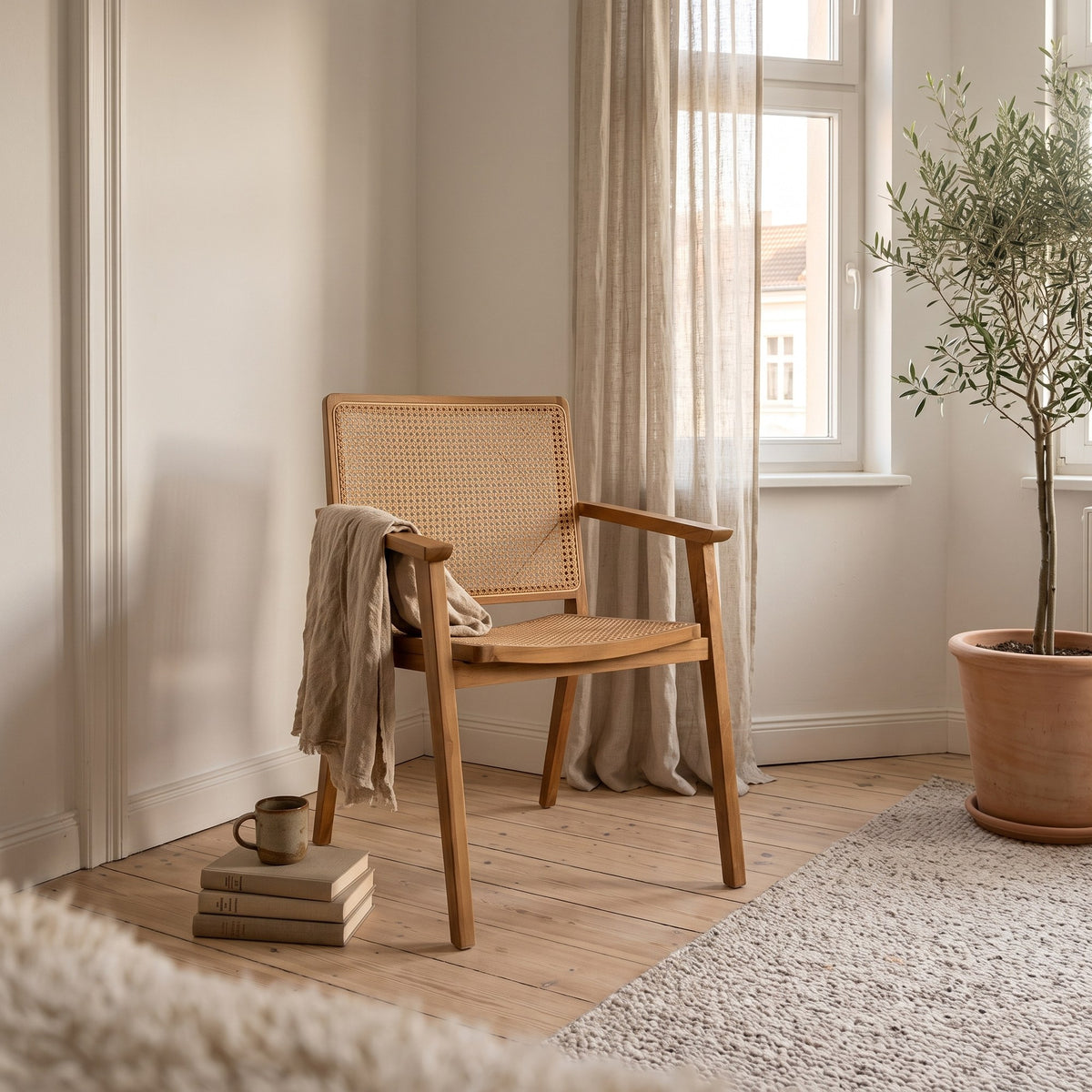 Armlehnenstuhl Heritage Cane natur von STUFF Loft, Teak und Wiener Geflecht, 57 x 61 x 83 cm in der Leseecke