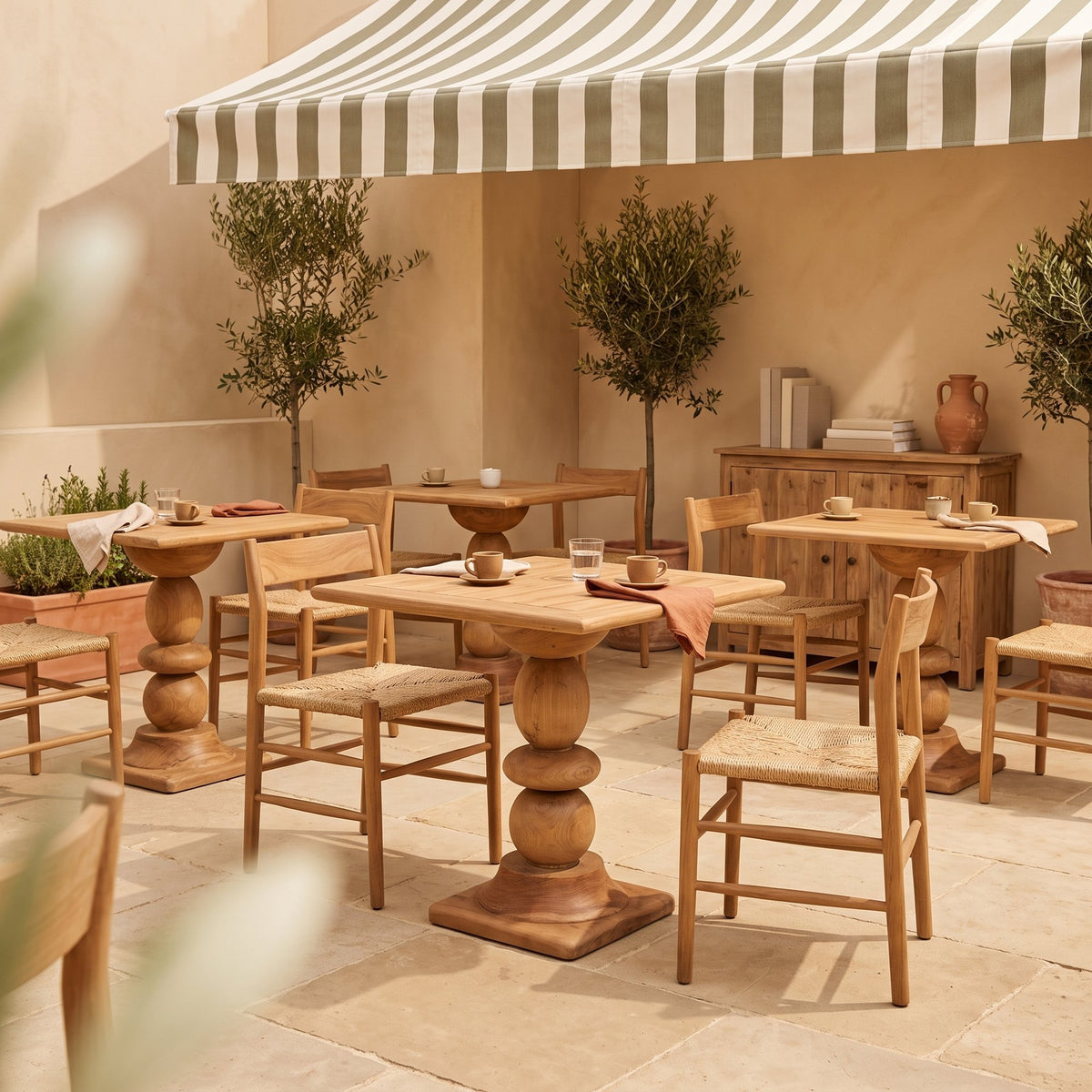 Bistrotisch Teakscape quadratisch aus Teakholz mit gedrechseltem Säulenfuß, 69 cm | Ambientebild Gastronomie | STUFF Loft