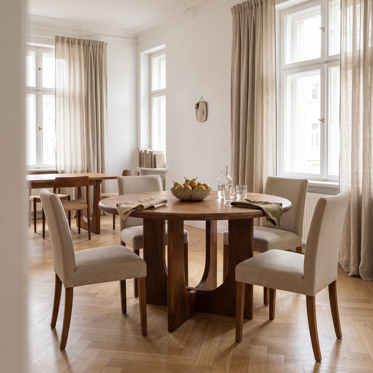 Esstisch Curvo rund aus Mangoholz, Ø 120 cm | Interiorbild Esszimmer | STUFF Loft