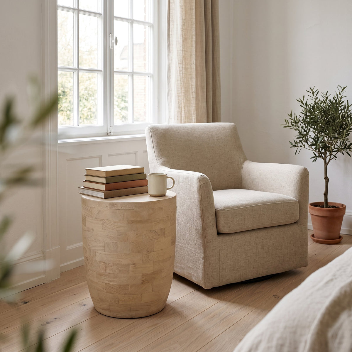 Hocker Driftwood Fassform aus hellem Mangoholz, 35 x 45 cm | Interiorbild Arbeitsecke | STUFF Loft