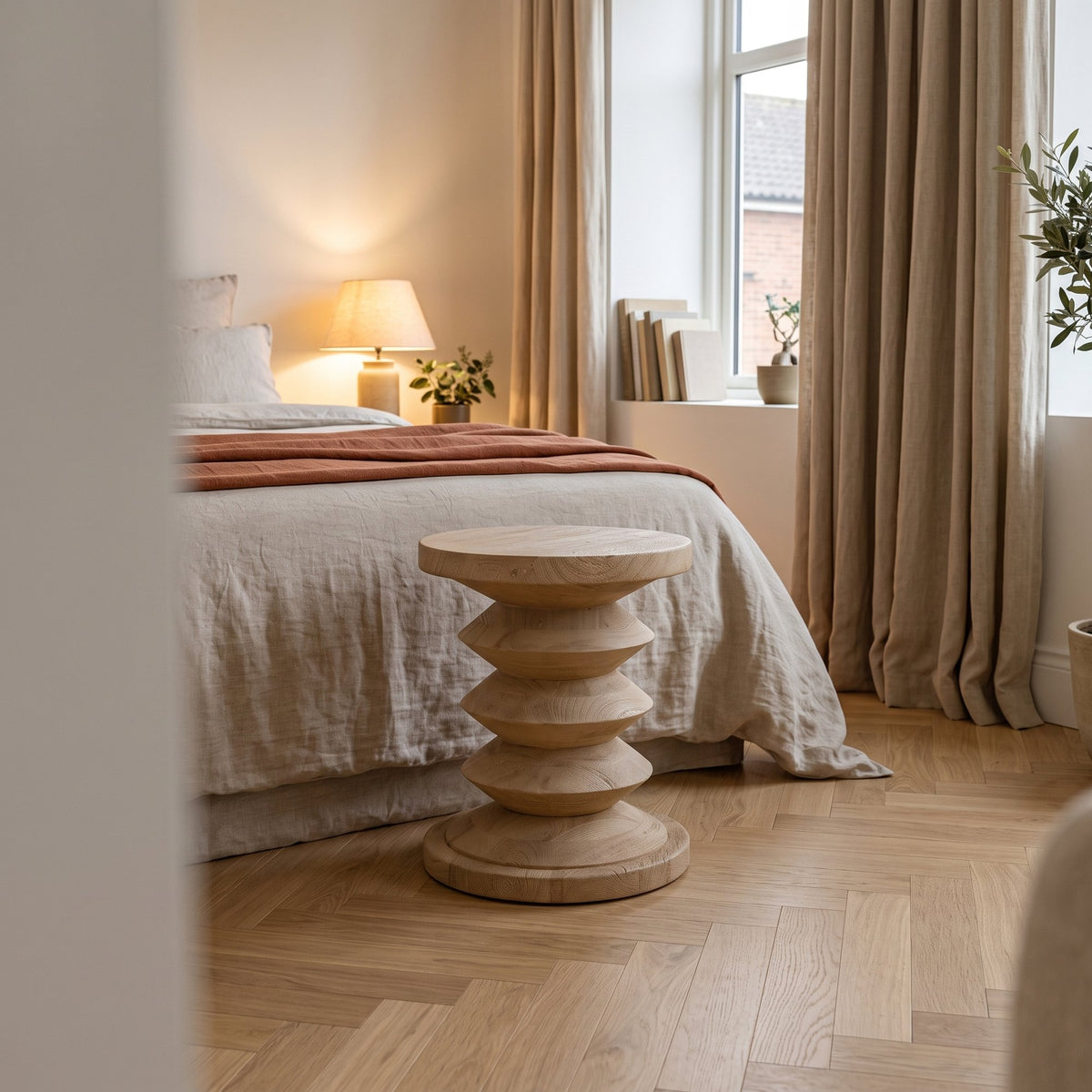 Hocker Driftwood gestuft aus hellem Mangoholz, 35 x 45 cm | Interiorbild Schlafzimmer | STUFF Loft