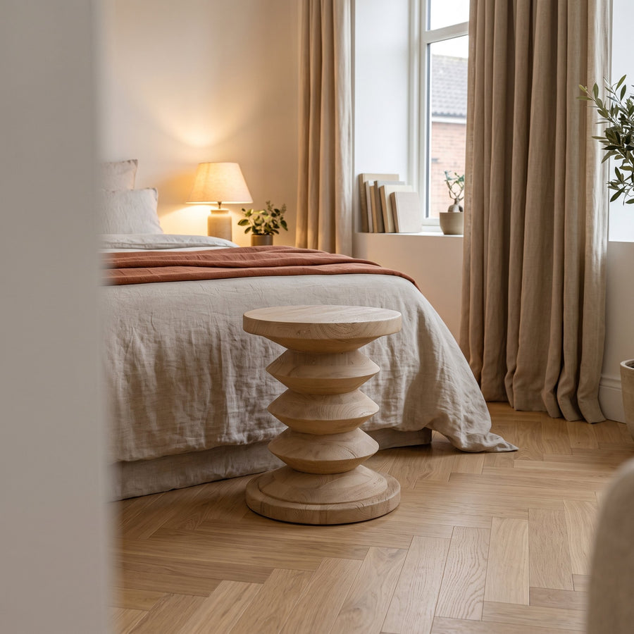 Hocker Driftwood gestuft aus hellem Mangoholz, 35 x 45 cm | Interiorbild Schlafzimmer | STUFF Loft