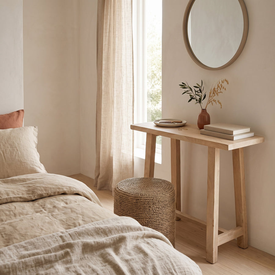 Konsolentisch Driftwood aus hellem Mangoholz, 85 cm | Interiorbild Schlafzimmer | STUFF Loft