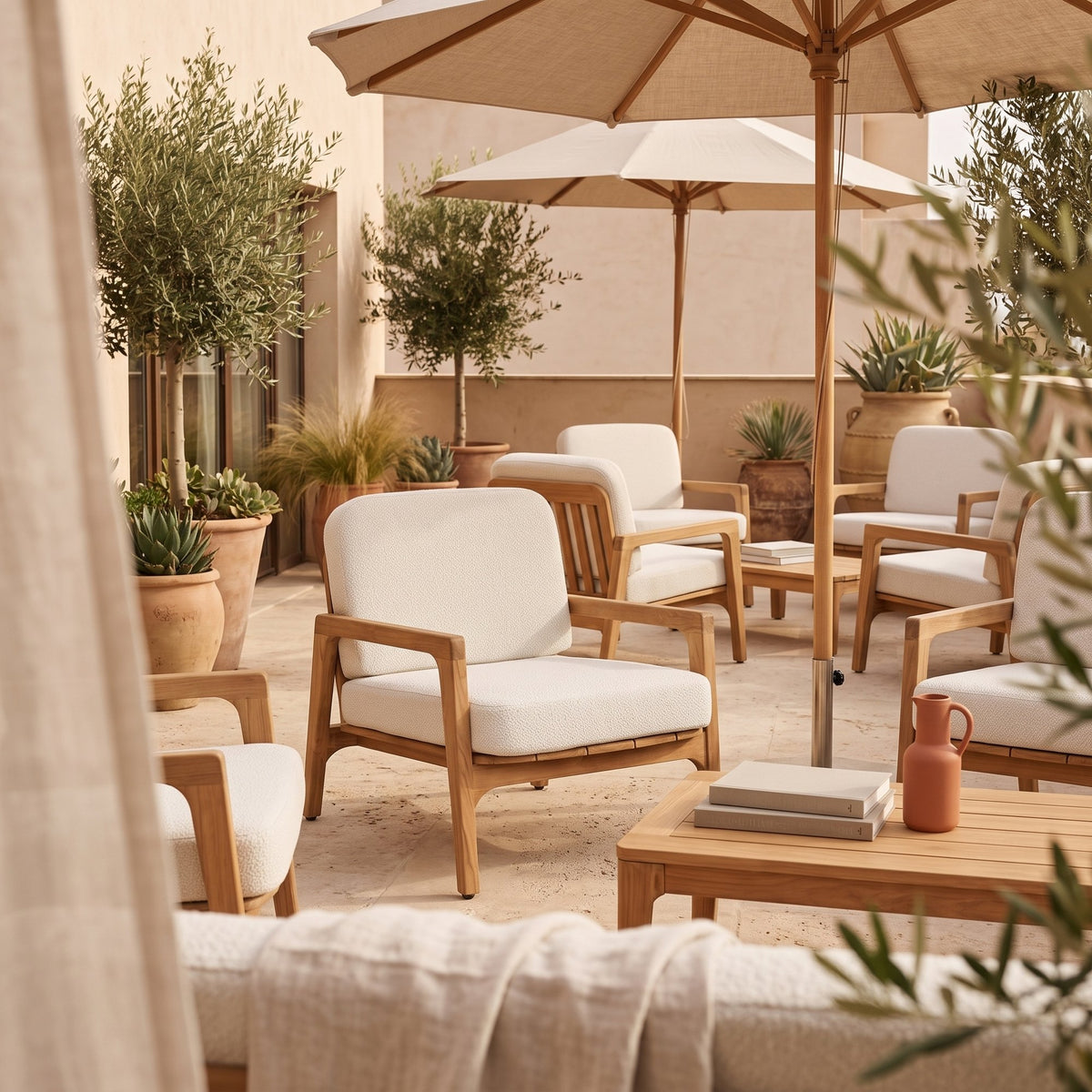 Lounge-Sessel Teakscape aus Teakholz mit naturweißen Kissen | Ambientebild Gastronomie | STUFF Loft
