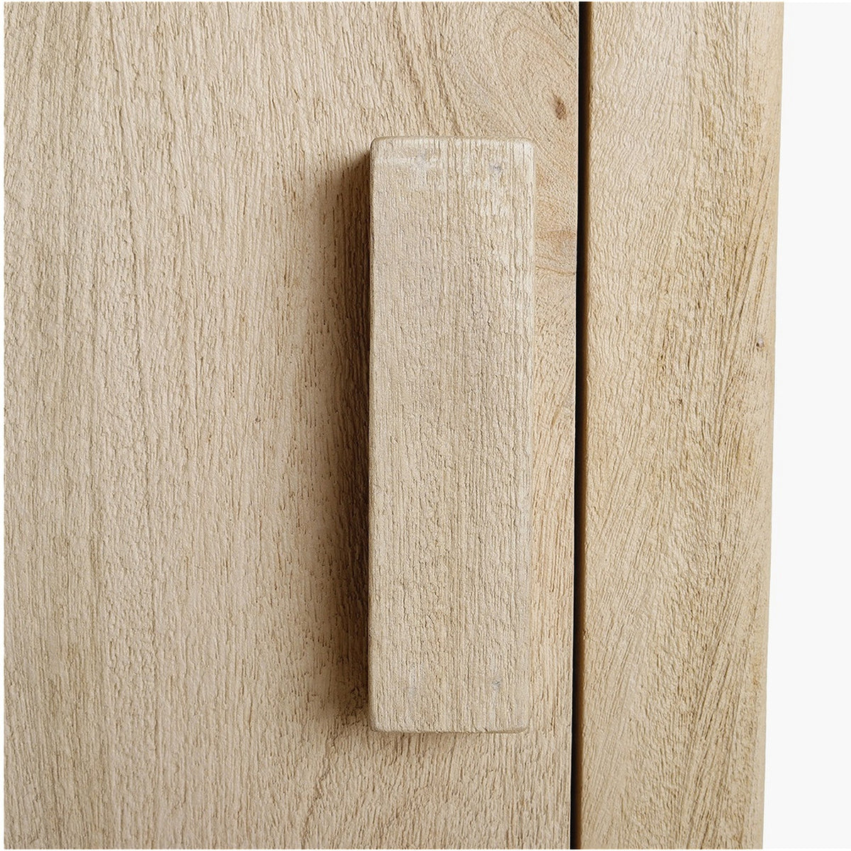 Schrank Driftwood 1-türig aus hellem Mangoholz, 80 x 180 cm | Detail Holzoberfläche | STUFF Loft