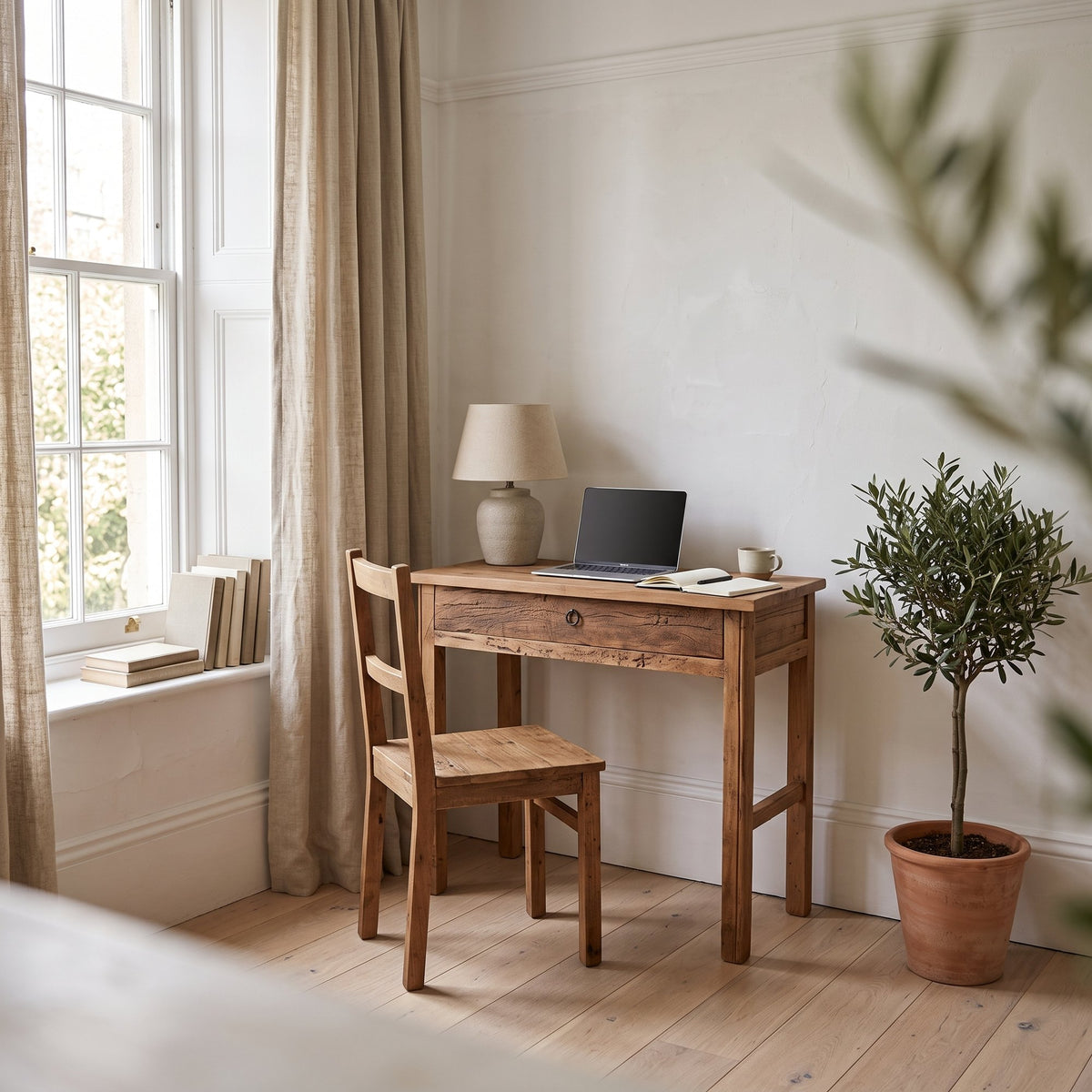 Schreibtisch Grainwood aus recyceltem Altholz mit Schublade, 90 cm | Interiorbild Arbeitsecke | STUFF Loft