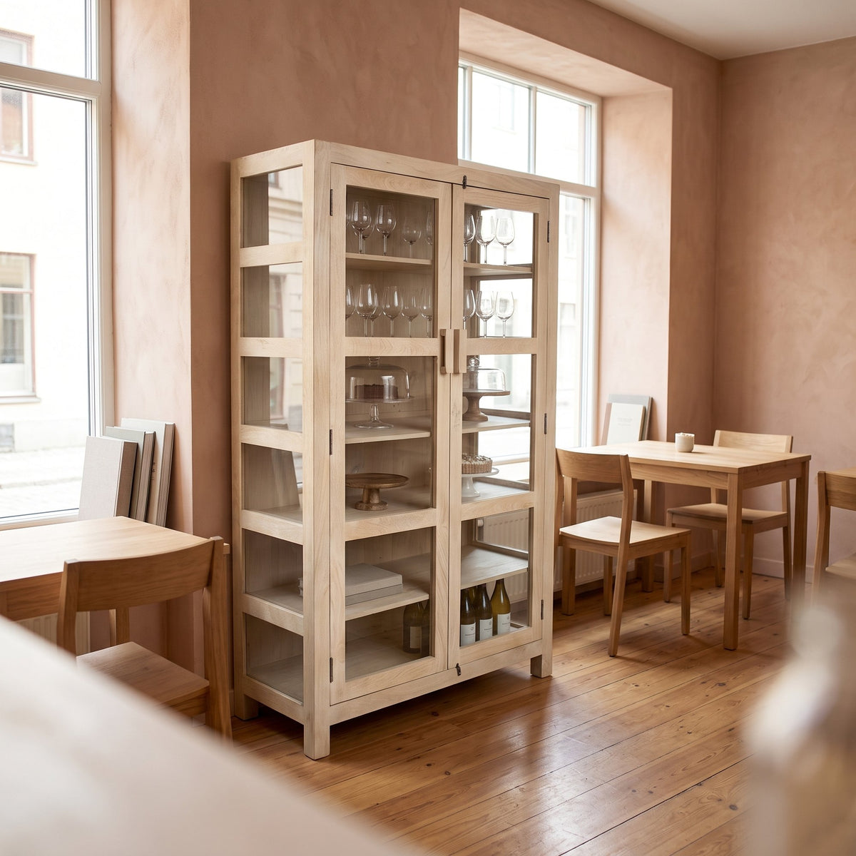 Vitrine Driftwood aus hellem Mangoholz mit 2 Glastüren, 114 x 190 cm | Interiorbild Gastronomie | STUFF Loft