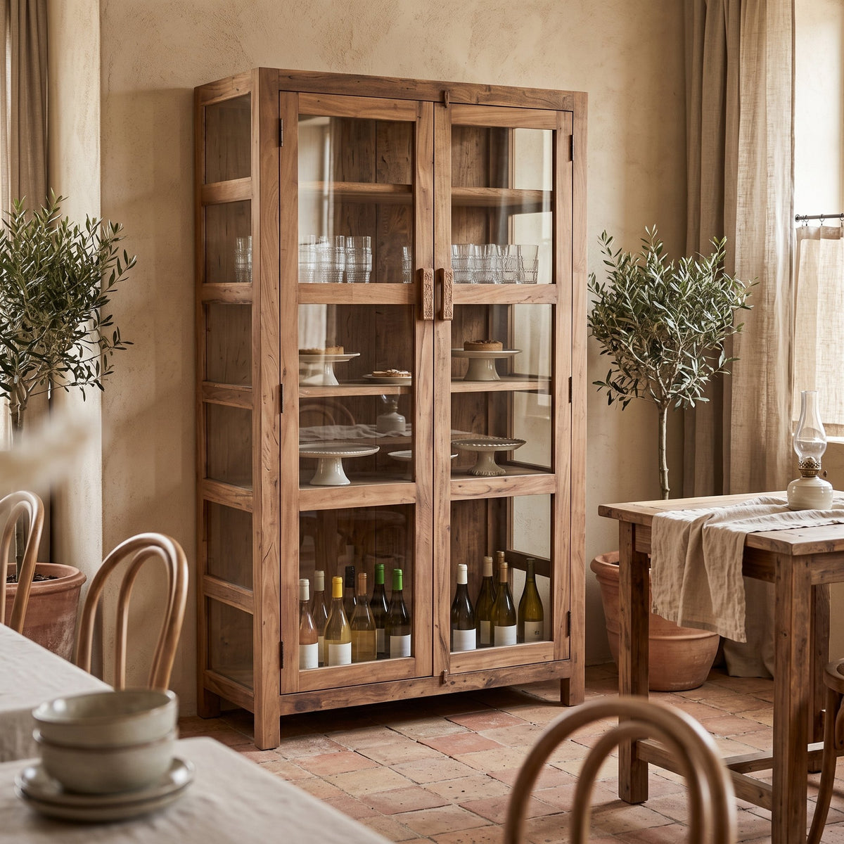 Vitrine Grainwood aus recyceltem Altholz mit 2 Glastüren, 114 x 190 cm | Interiorbild Gastronomie | STUFF Loft