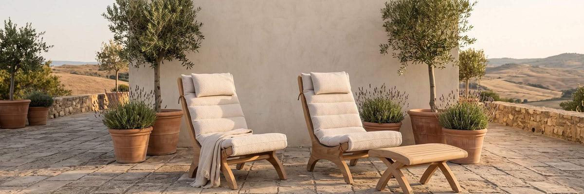 Gommaire Outdoor Möbel: Loungesessel Sachin Teak und Fußhocker Sachin Teak auf der Terrasse