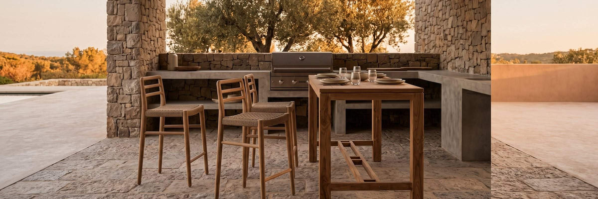 Stühle & Hocker Outdoor: Outdoor Barstuhl Jared Teak und Outdoor Bartisch Maricruz auf der Terrasse