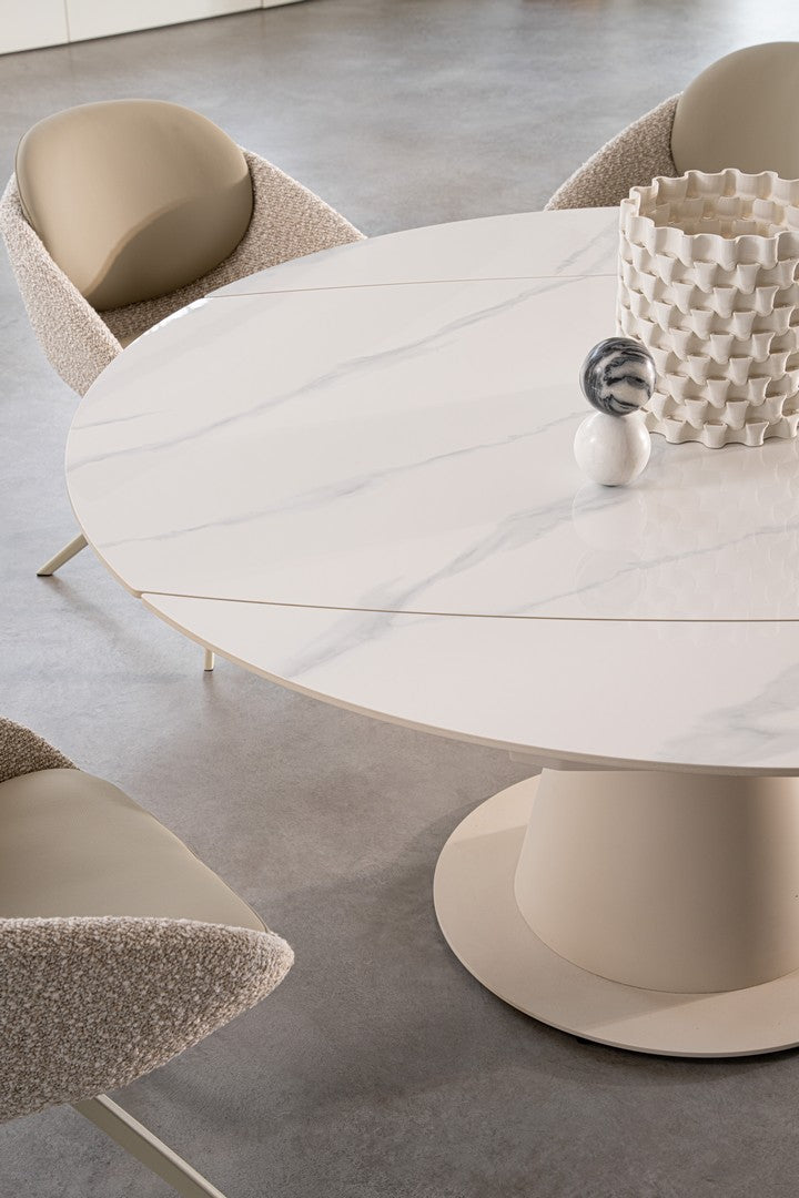 Drehstuhl Averik Beige von Bizzotto in einem eingerichteten Wohnraum (2), im STUFF Shop