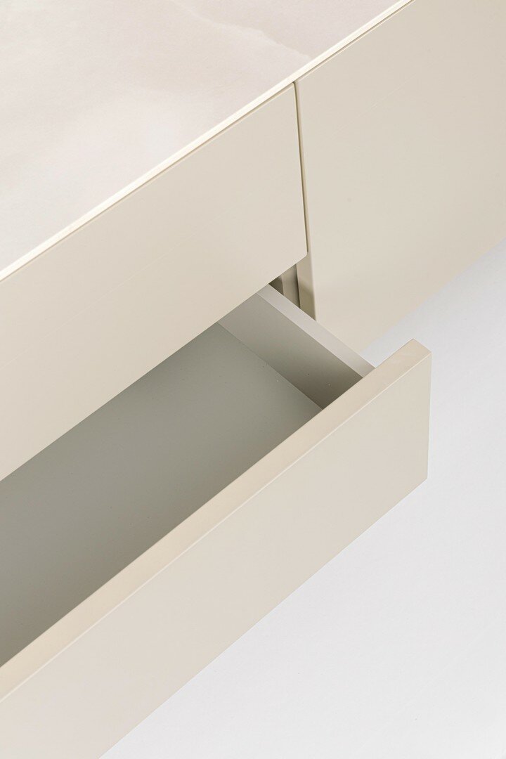 TV-Möbel Ardis von Bizzotto – Detail der Keramikoberfläche, im STUFF Shop
