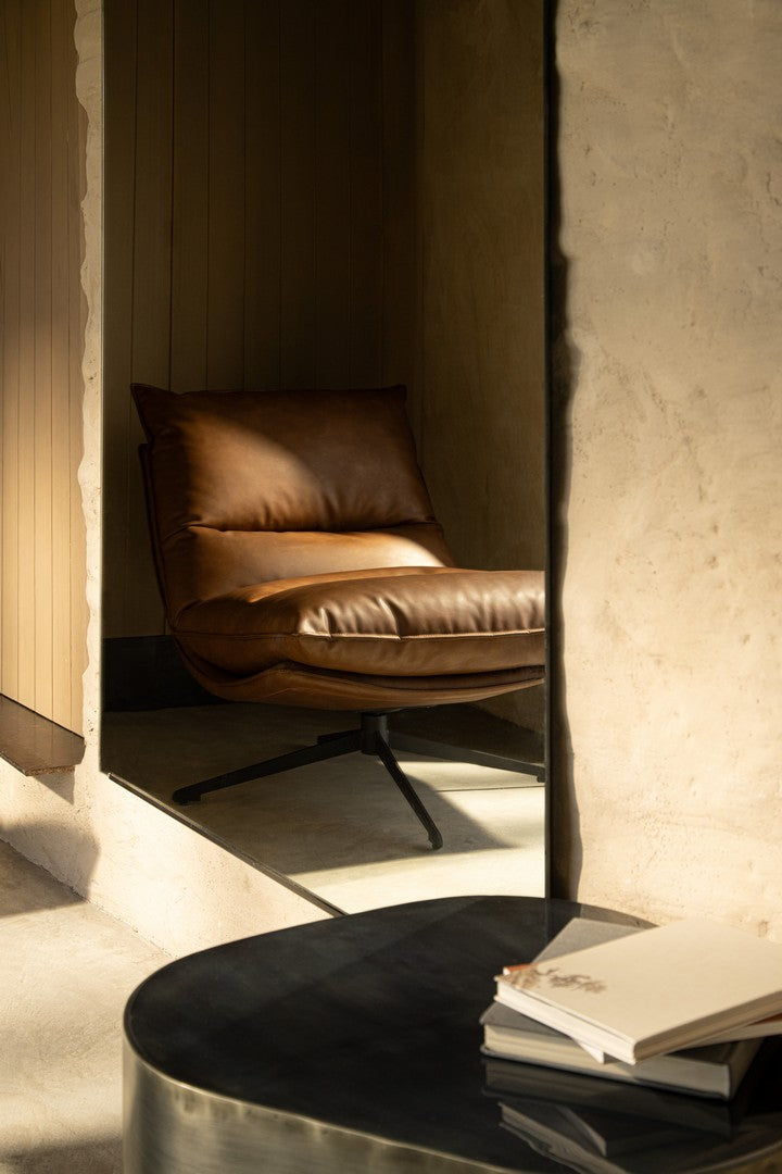 Drehsessel Alanez Cognac von Bizzotto in einem eingerichteten Wohnraum (2), im STUFF Shop