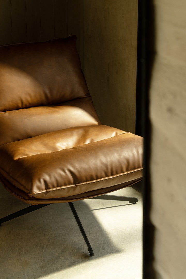 Drehsessel Alanez Cognac von Bizzotto, Nahaufnahme von Bezug und Verarbeitung (4), im STUFF Shop