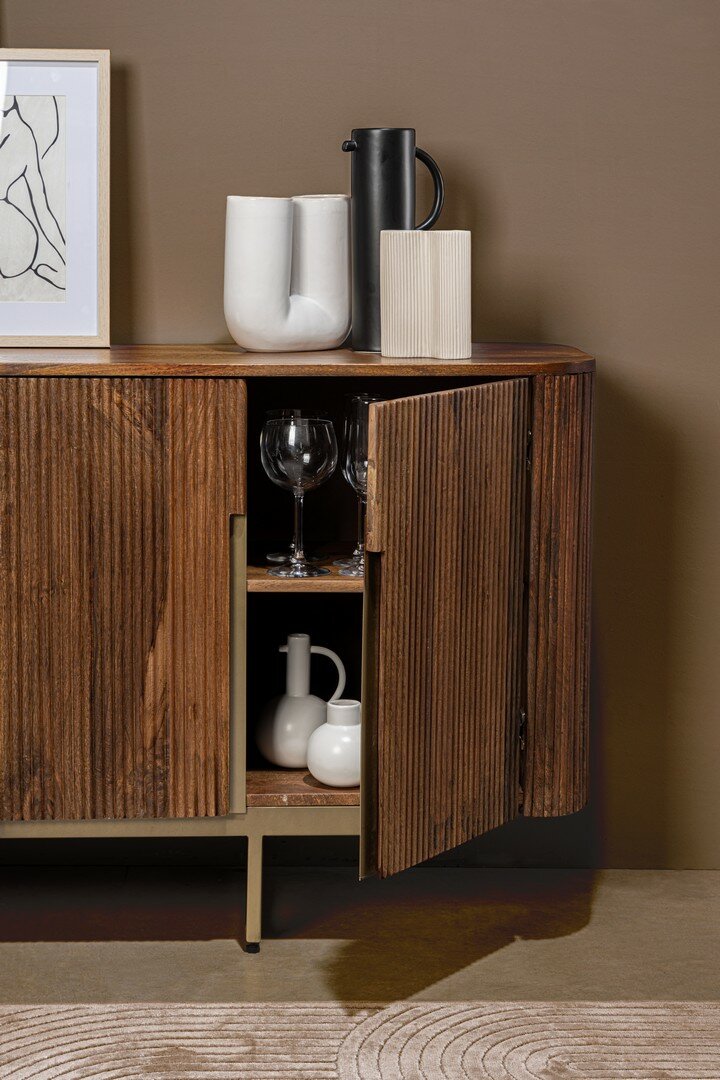 Sideboard Vilas, Nahaufnahme der lackierten Oberflaeche